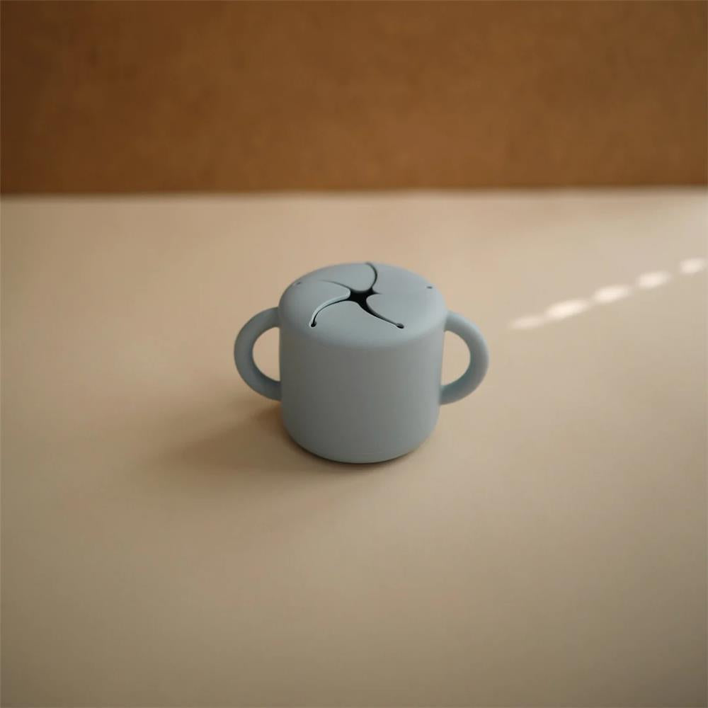 Mushie Snackbecher, Powder Blue, aus Silikon, BPA-frei