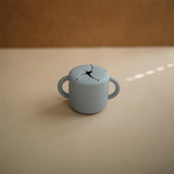 Mushie Snackbecher, Powder Blue, aus Silikon, BPA-frei