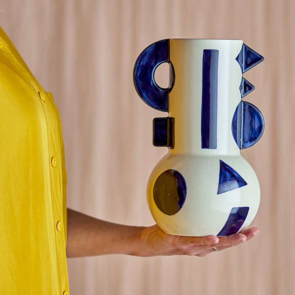 Bloomingville Graphica Vase aus Steingut in Blau – grafische Deko Vase fürs Wohnzimmer