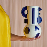 Bloomingville Graphica Vase aus Steingut in Blau – grafische Deko Vase fürs Wohnzimmer