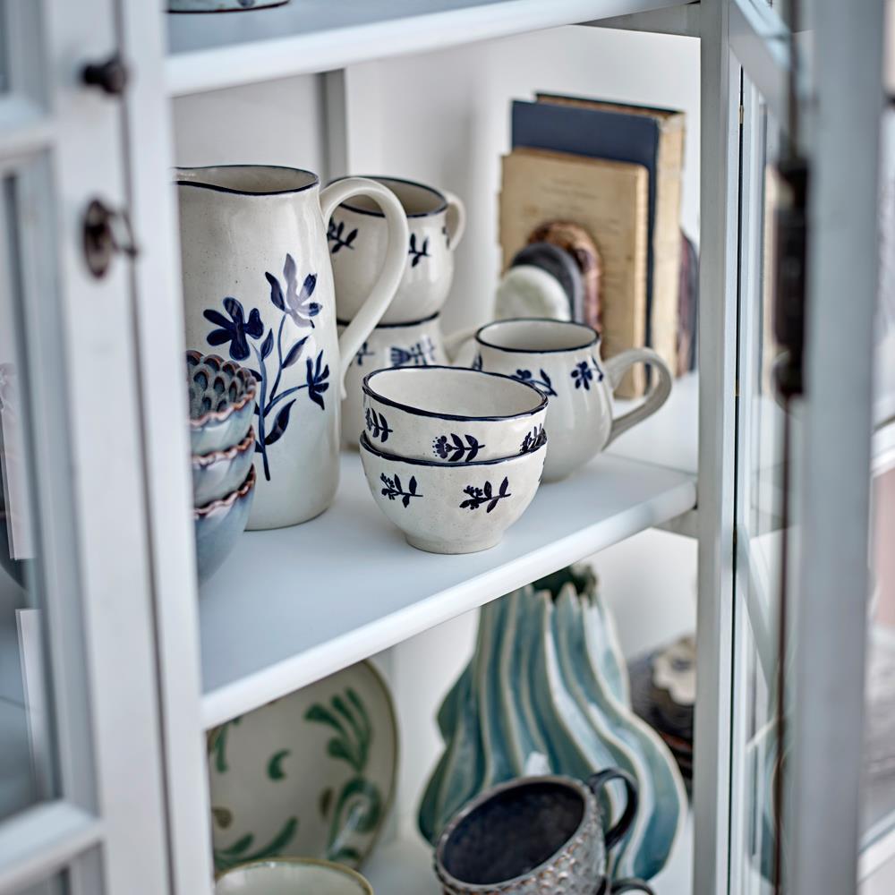 Bloomingville Eimy Krug 1898 ml blau - Steingut Krug mit Blumenmotiv für Küche & Tischdeko