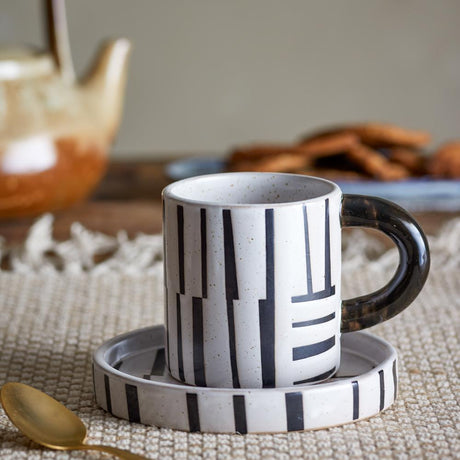 Bloomingville Frankie Tasse mit Untertasse Schwarz Steingut 2-teilig – grafisches Kaffee-Set