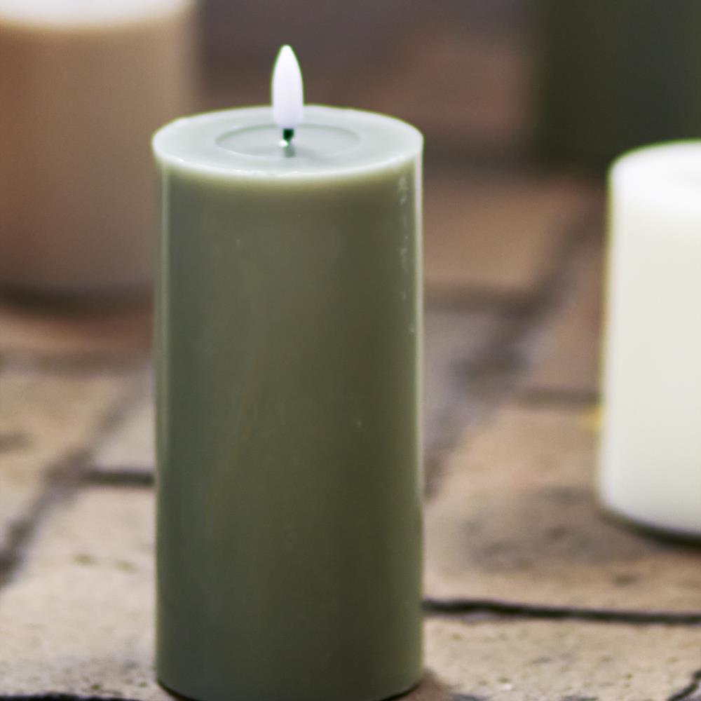 Bloomingville Ponza LED-Kerze 15 cm grün - LED Echtwachskerze mit 3D Flamme & Timer für Wohndeko