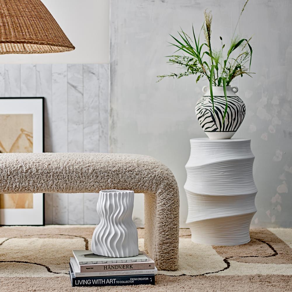Bloomingville Togo Vase aus Steingut in Schwarz – handbemalte Deko Vase fürs Wohnzimmer