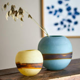 Bloomingville Melike Vase blau D20 cm aus Glas – runde Dekovase für Wohnzimmer & Tischdeko