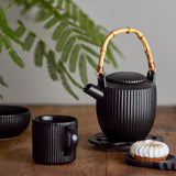 Bloomingville Neri Teekanne Schwarz – Steingut, 850 ml, Bambusgriff, skandinavisches Design mit Rillenstruktur
