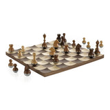 Umbra Wobble Schach Set mit vertieften Spielfeldern Ahorn- und Walnussholz