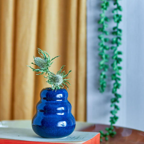 Bloomingville Faramir Vase aus Steingut in Blau – kleine Vase für Wohnzimmer und Tischdeko