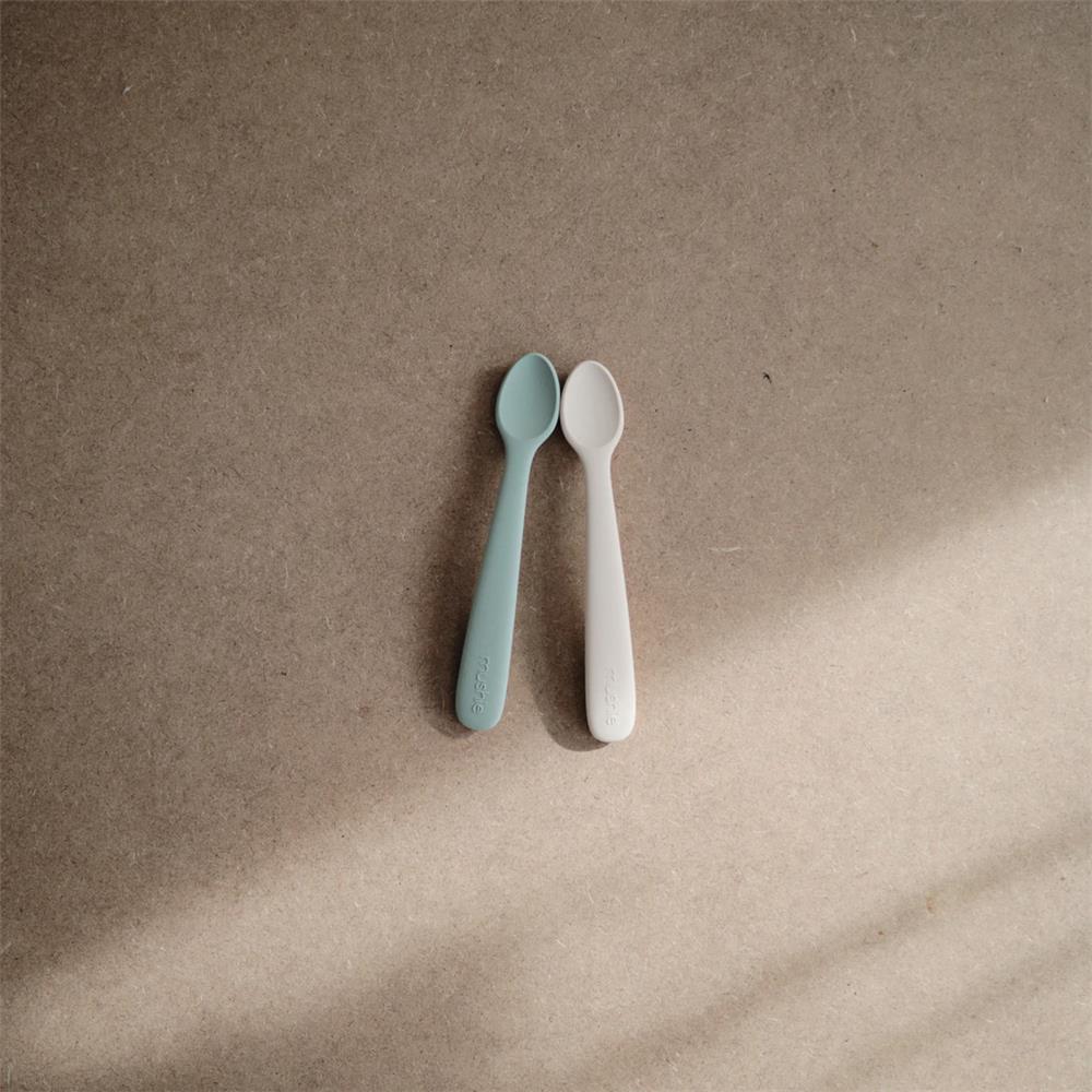 Mushie Silikon-Babylöffel 2er Set, Shifting Sand/Cambridge Blue, BPA-frei