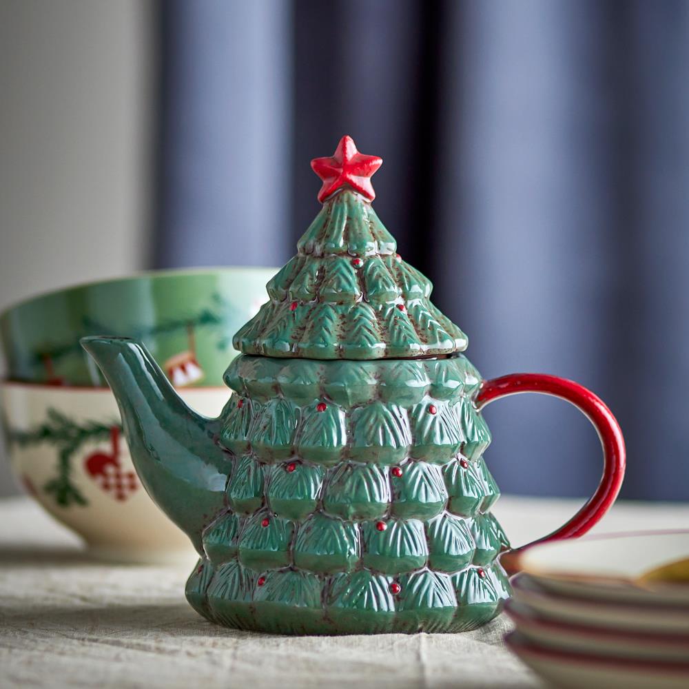 Bloomingville Elvion Teekanne mit Teesieb grün Steingut Weihnachtsteekanne Baum Tischdeko