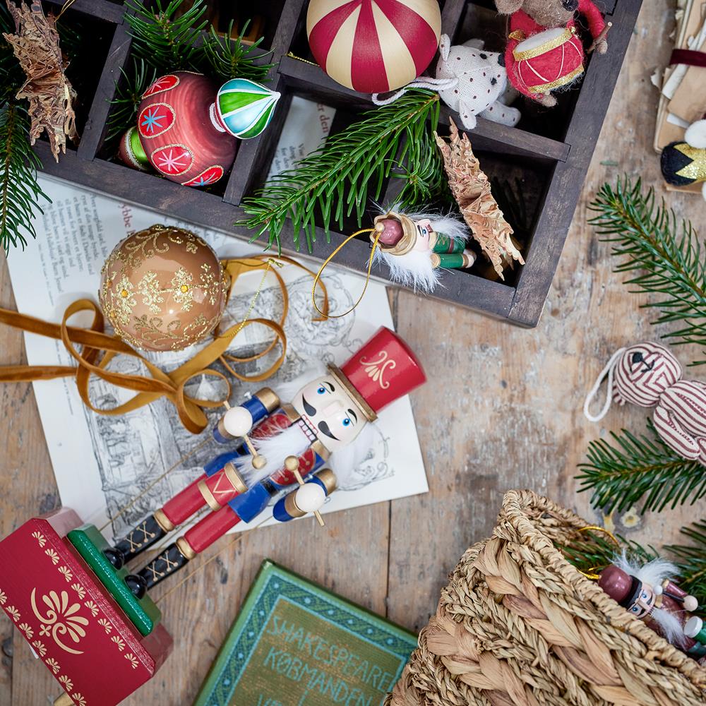 Bloomingville Waltz Spieluhr aus Kiefer in Rot – handbemalte Weihnachtsdeko mit Musik