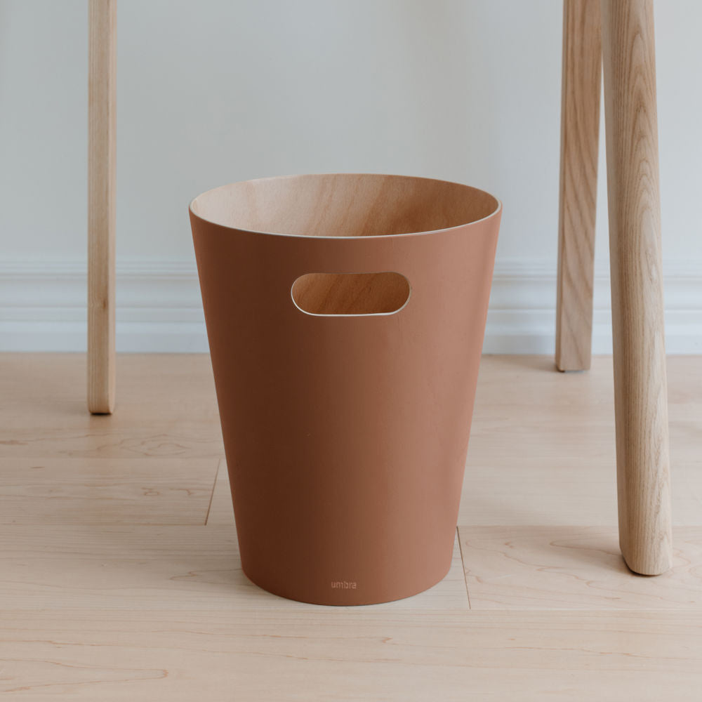 Umbra Woodrow Abfalleimer, Terrakotta Braun/Holz, 7,5 Liter, Zweifarbiger Papierkorb