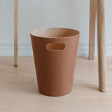 Umbra Woodrow Abfalleimer, Terrakotta Braun/Holz, 7,5 Liter, Zweifarbiger Papierkorb