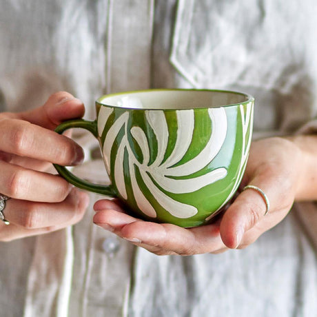 Bloomingville Heikki Tasse – grüne Steingut-Tasse mit geprägtem Muster, 240 ml