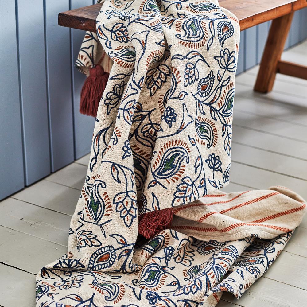 Bloomingville Paisley Decke 160x130 cm bunt - Plaid aus recycelter Baumwolle mit Paisleymuster für Sofa