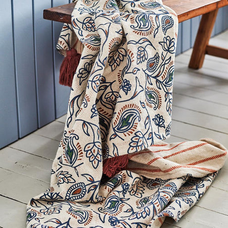 Bloomingville Paisley Decke 160x130 cm bunt - Plaid aus recycelter Baumwolle mit Paisleymuster für Sofa