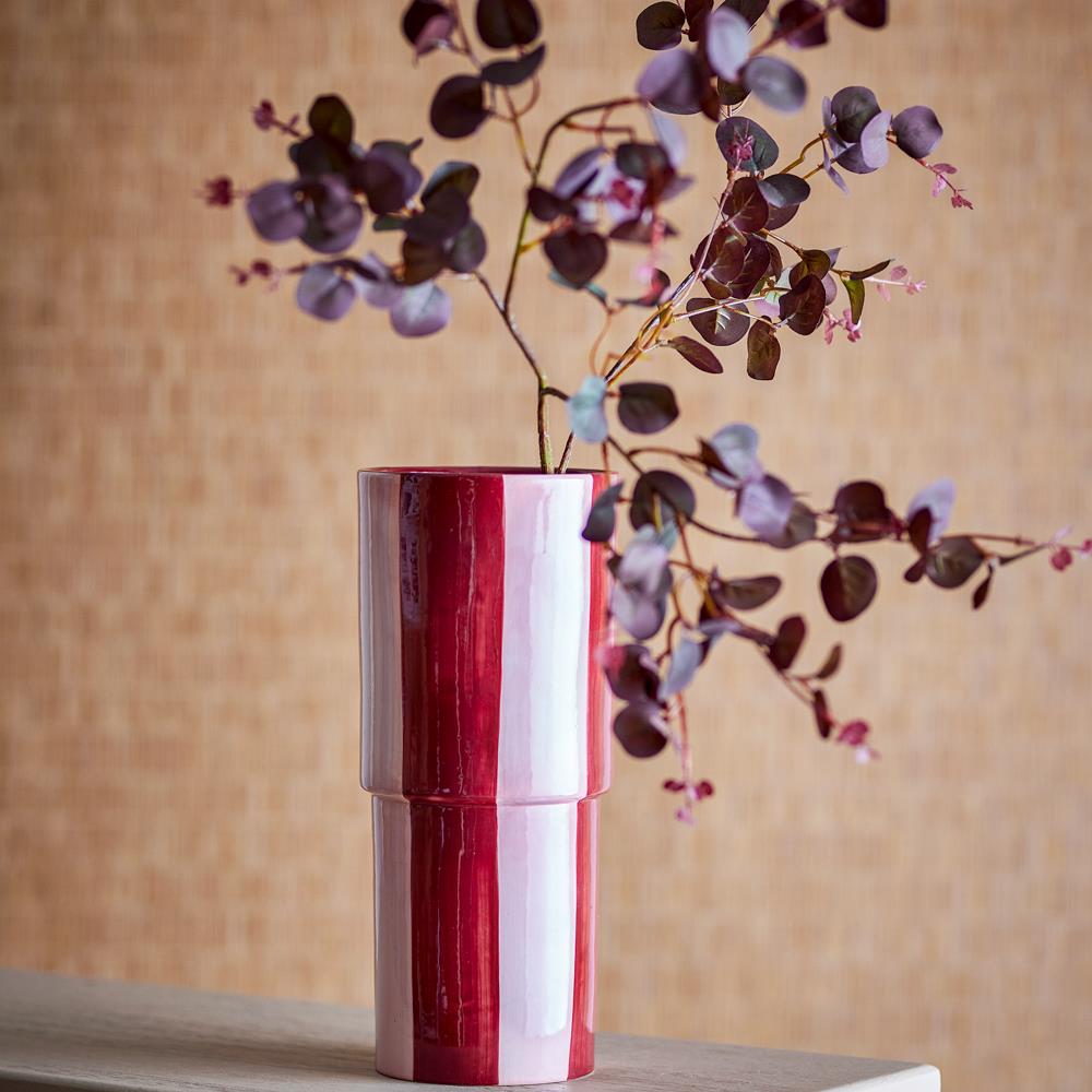 Bloomingville Floki Vase rot - handbemalte Steingutvase mit Streifenmuster für Wohnzimmer & Dekoration