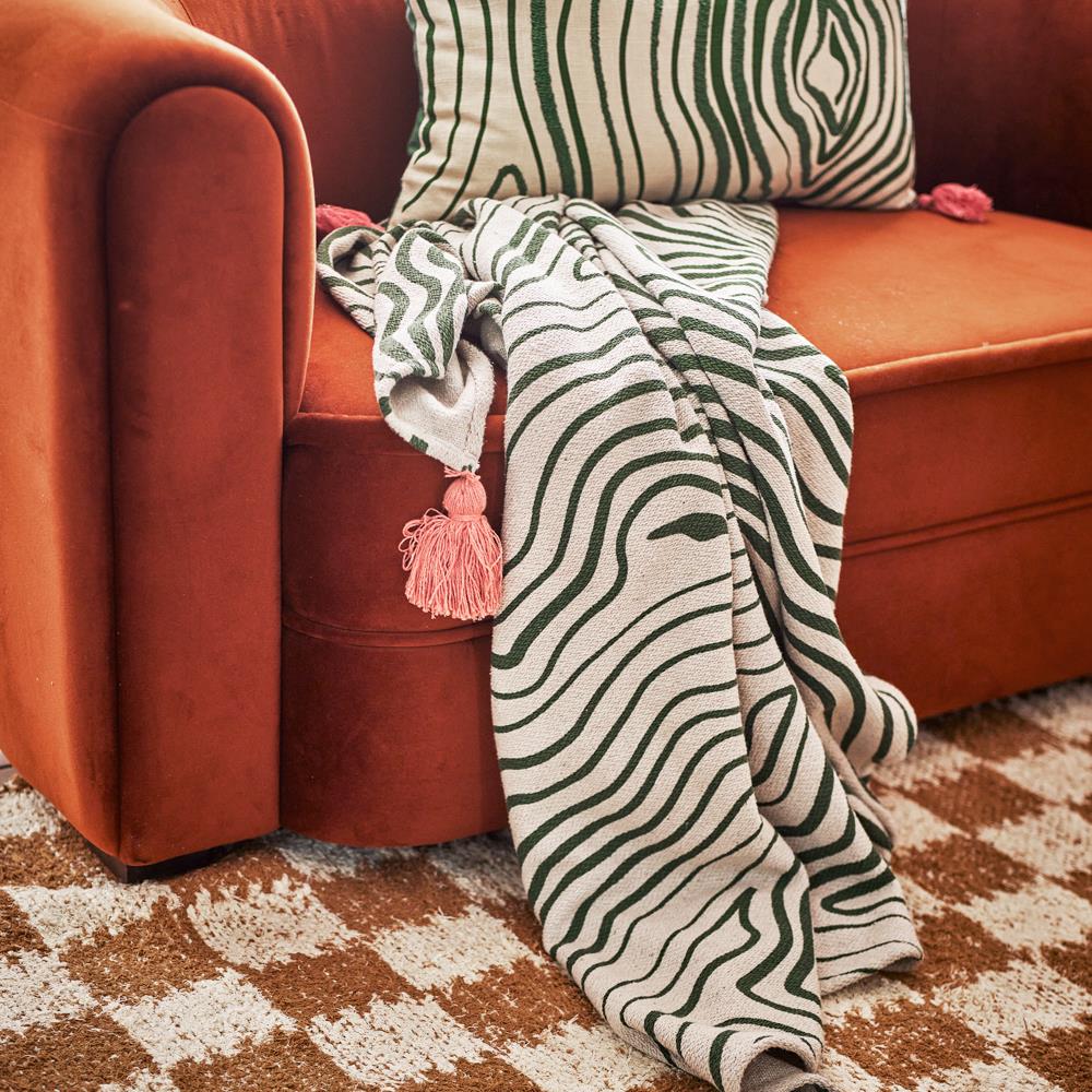 Bloomingville Woodsby Decke 160x130 cm grün - Plaid aus recycelter Baumwolle mit Quasten für Sofa