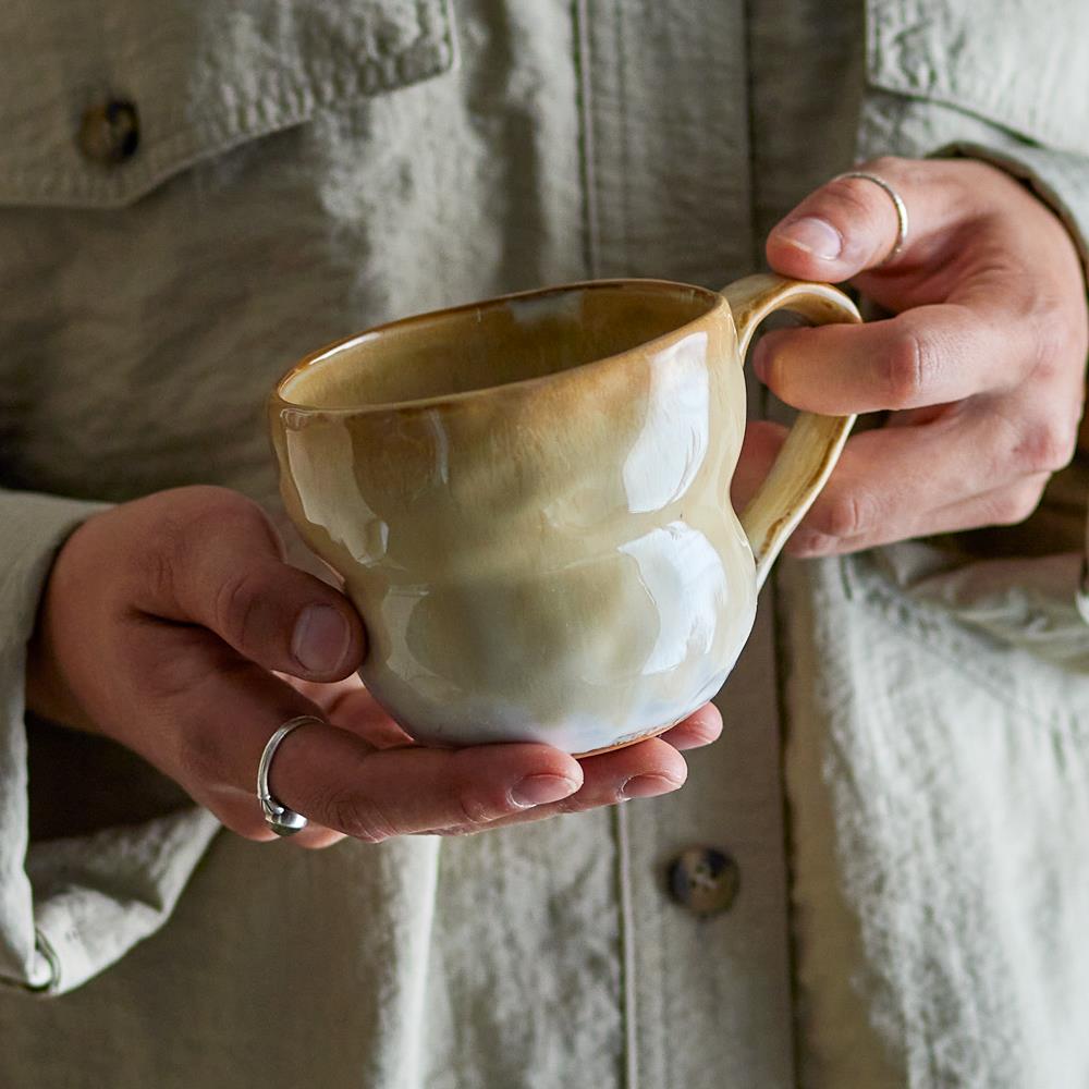 Bloomingville Nara Tasse natur 350 ml aus Steingut – Kaffeetasse mit Henkel für Küche & Tischdeko