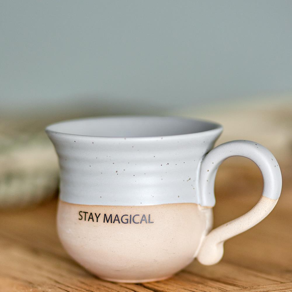 Bloomingville Claire Tasse aus Steingut in Grau mit Schriftzug „Stay magical“, große Kaffeetasse