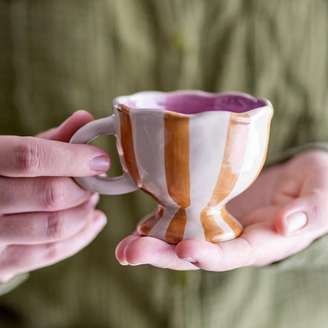Bloomingville Willa Tasse aus Steingut in Bunt 215 ml – kleine Tasse mit Fuß für Frühstück & Tischdeko