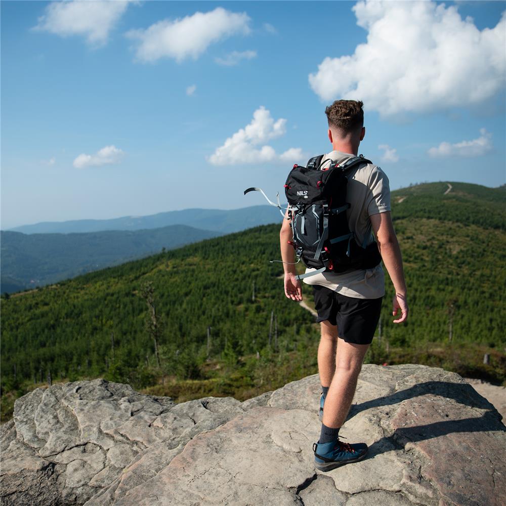 NILS CAMP Trekkingrucksack Northlake 40L in Schwarz - erweiterbarer Outdoor Rucksack mit Belüftung