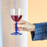 Bloomingville Noemi Weinglas aus Glas in Blau 220 ml – modernes Weinglas für Tischdeko