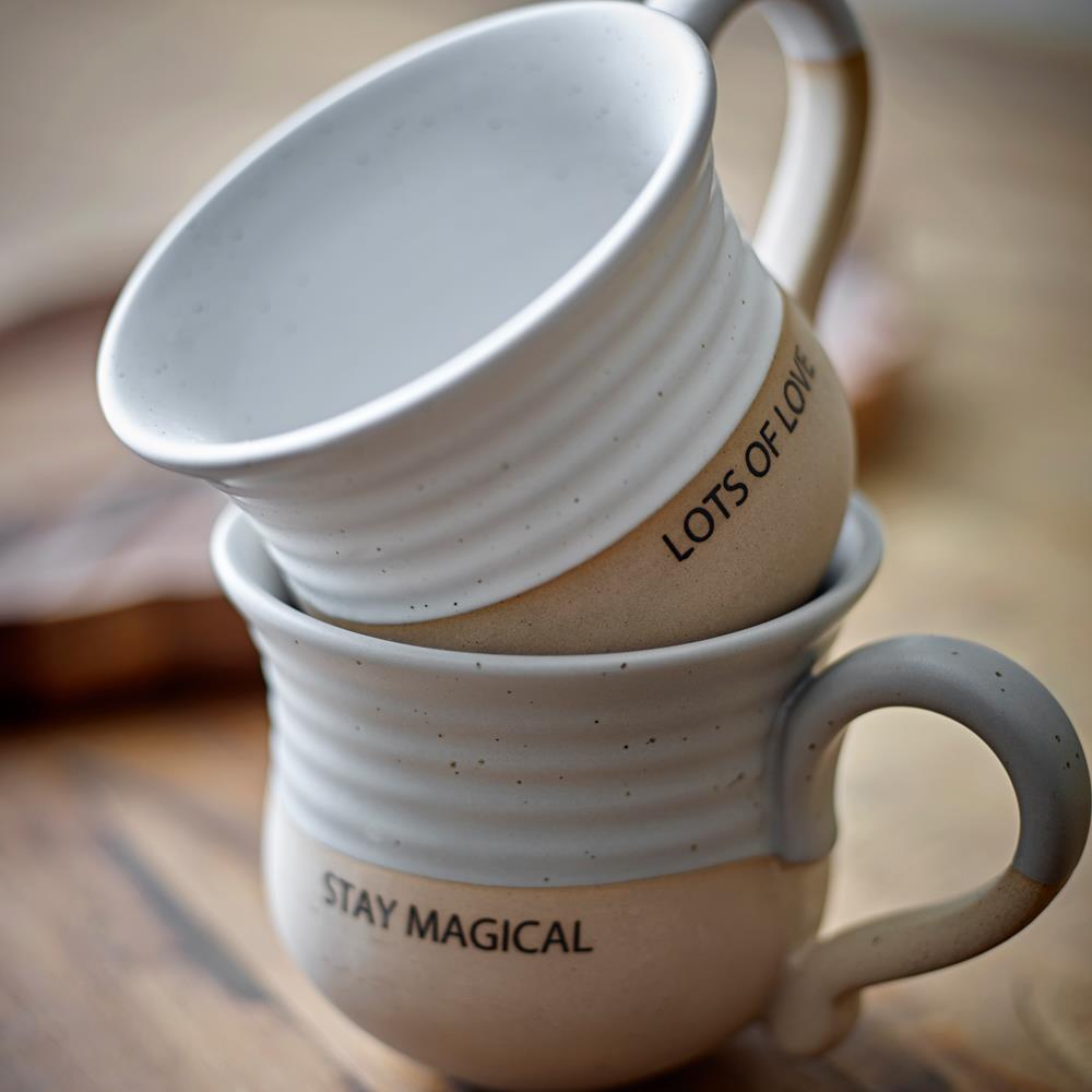 Bloomingville Claire Tasse aus Steingut in Grau mit Schriftzug „Stay magical“, große Kaffeetasse