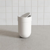 Umbra Touch Abfalleimer 6 L mit Schwingdeckel, in Weiß, Kosmetikeimer, Papierkorb, Badezimmereimer