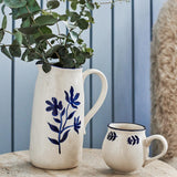 Bloomingville Eimy Krug 1898 ml blau - Steingut Krug mit Blumenmotiv für Küche & Tischdeko